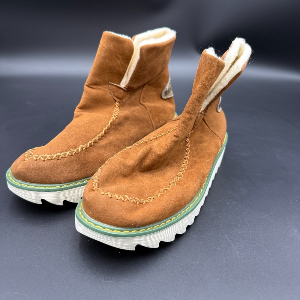 AVSTCFS Women's Beige Faux Suede Fur Lined Sport Appx Size 8 (Euro 39)‎